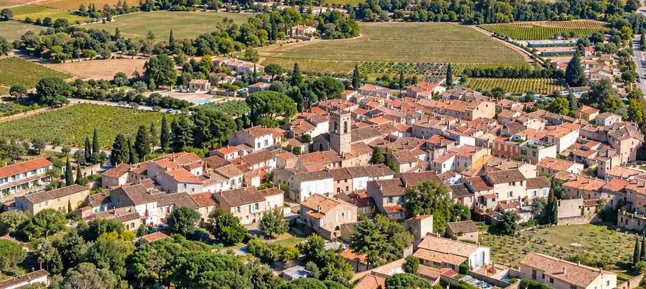 Vue aérienne du Plan-de-la-Tour, son clocher et ses vignes